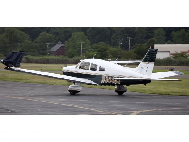Piper Cherokee (N30483) - Taxiing onto the ramp after landing.
