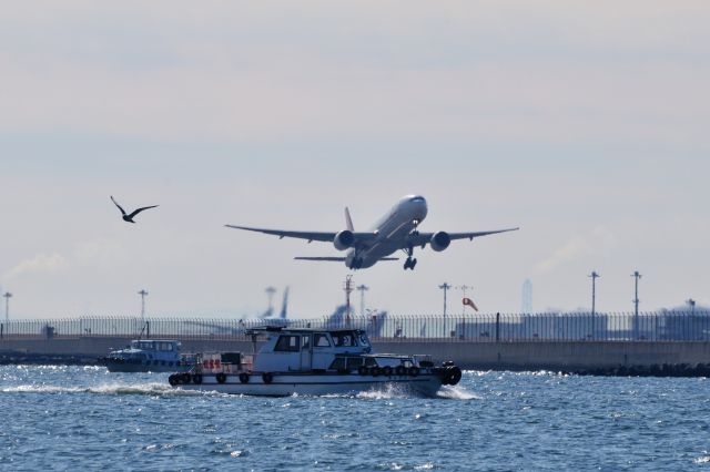 BOEING 777-300 (JA8945) - 2012/2/11