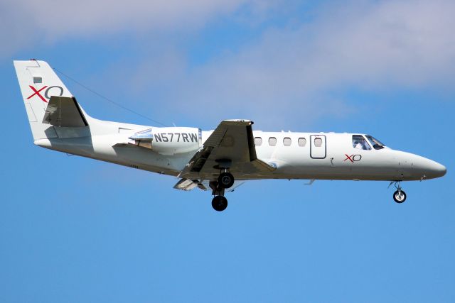 Cessna Citation V (N577RW) - Red Wing Aviation Citation Ultra sporting XOJet titles on short finals for rwy 7 on 16-Oct-22 arriving from KTLH as LAK577.