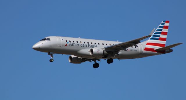 Embraer ERJ 175 (N137HQ) - On final is this 2008 American Eagle Embraer ERJ-175LR in the Winter of 2020.