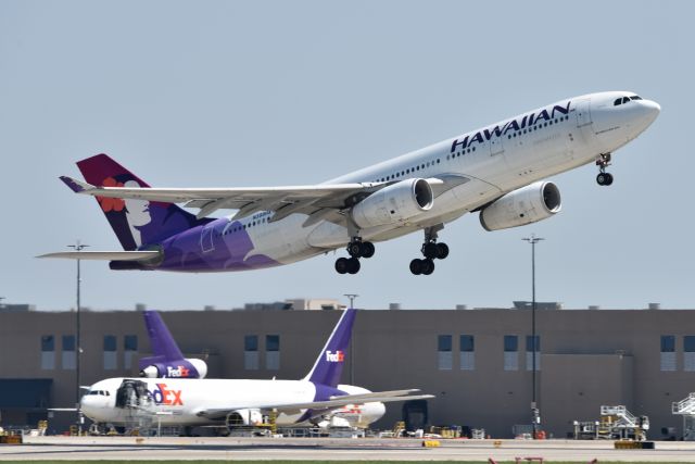 Airbus A330-200 (N399HA)