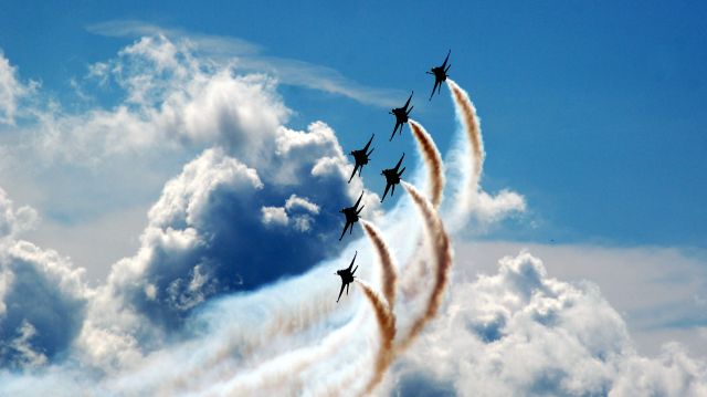 Lockheed F-16 Fighting Falcon — - US Airforce THUNDERBIRDS performing over Niagara Falls NY at Thunder On Niagara