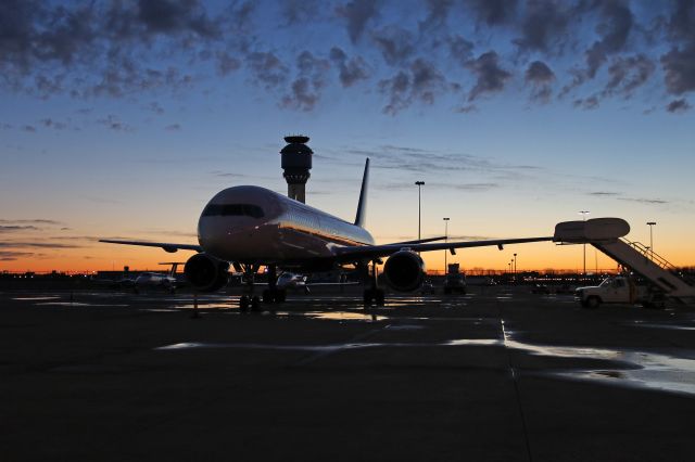 Boeing 757-200 (N662DN) - Daybreak behind a Delta 757 parked at Atlantic Aviation.