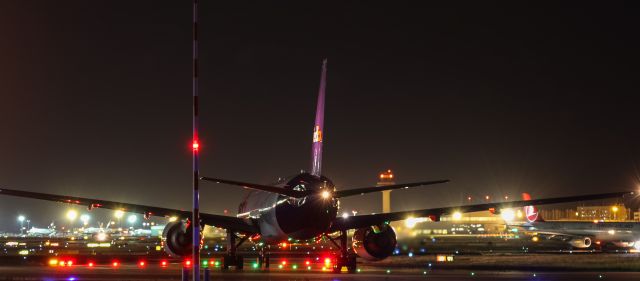 Boeing 777-200 (N863FD) - N863FD Federal Express (FedEx) Boeing 777-FS2 lining up on Runway 18 for departing to Paris (CDG) and then further destination Delhi (DEL) @ Frankfurt (FRA) / 03.08.2015