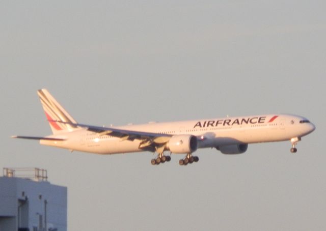 BOEING 777-300ER (F-GZND) - Arriving from Paris,Charles de Gaulle{Roissy}CDG/LFPG