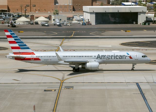Boeing 757-200 (N200UU)