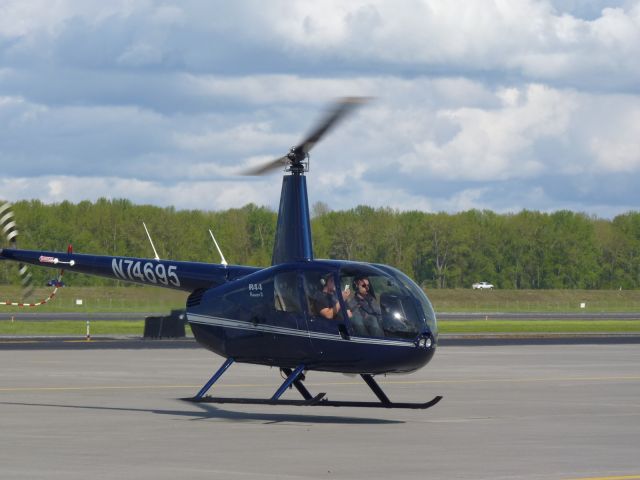 Robinson R-44 (N74695)