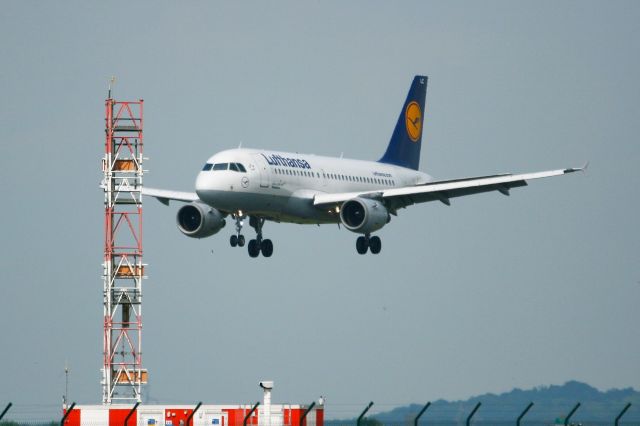 Airbus A319 (D-AILC) - Airbus A319-114, On final rwy 26L, Roissy Charles De Gaulle Airport (LFPG-CDG)