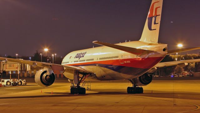 Boeing 777-200 (9M-MRM) - By night at the parking...