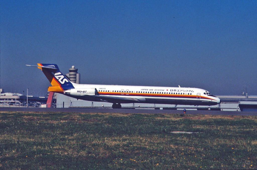 McDonnell Douglas MD-87 (JA8370) - Taxing at Tokyo-Haneda Intl Airport on 1999/11/05