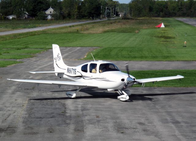 Cirrus SR-20 (N9711S) - Taxi to departure RW28. Great looking Cirrus.