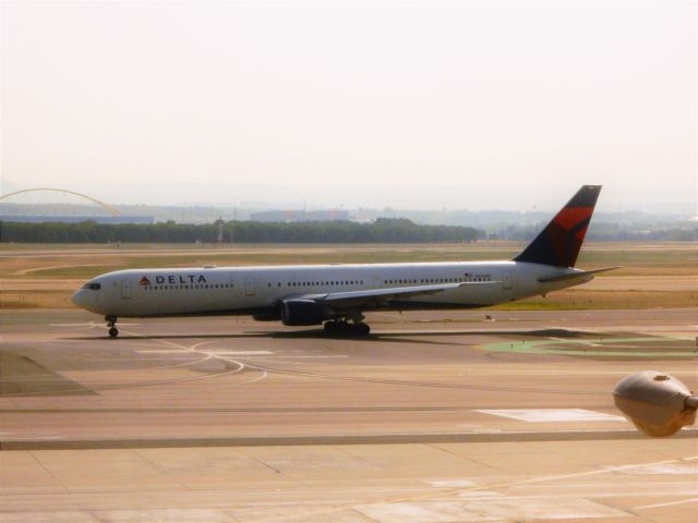 BOEING 767-400 (N834MH)