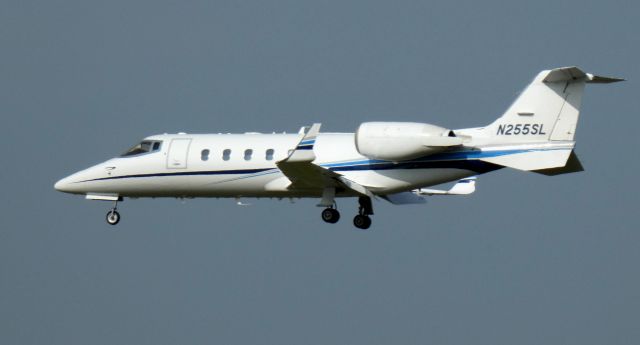 Learjet 60 (N255SL) - On short final is this 2000 Learjet 60 in the Autumn of 2020.