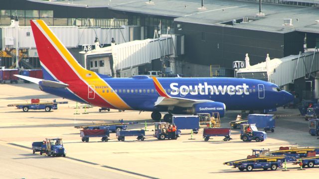 Boeing 737-700 (N942WN) - Loading for DTW as WN3208