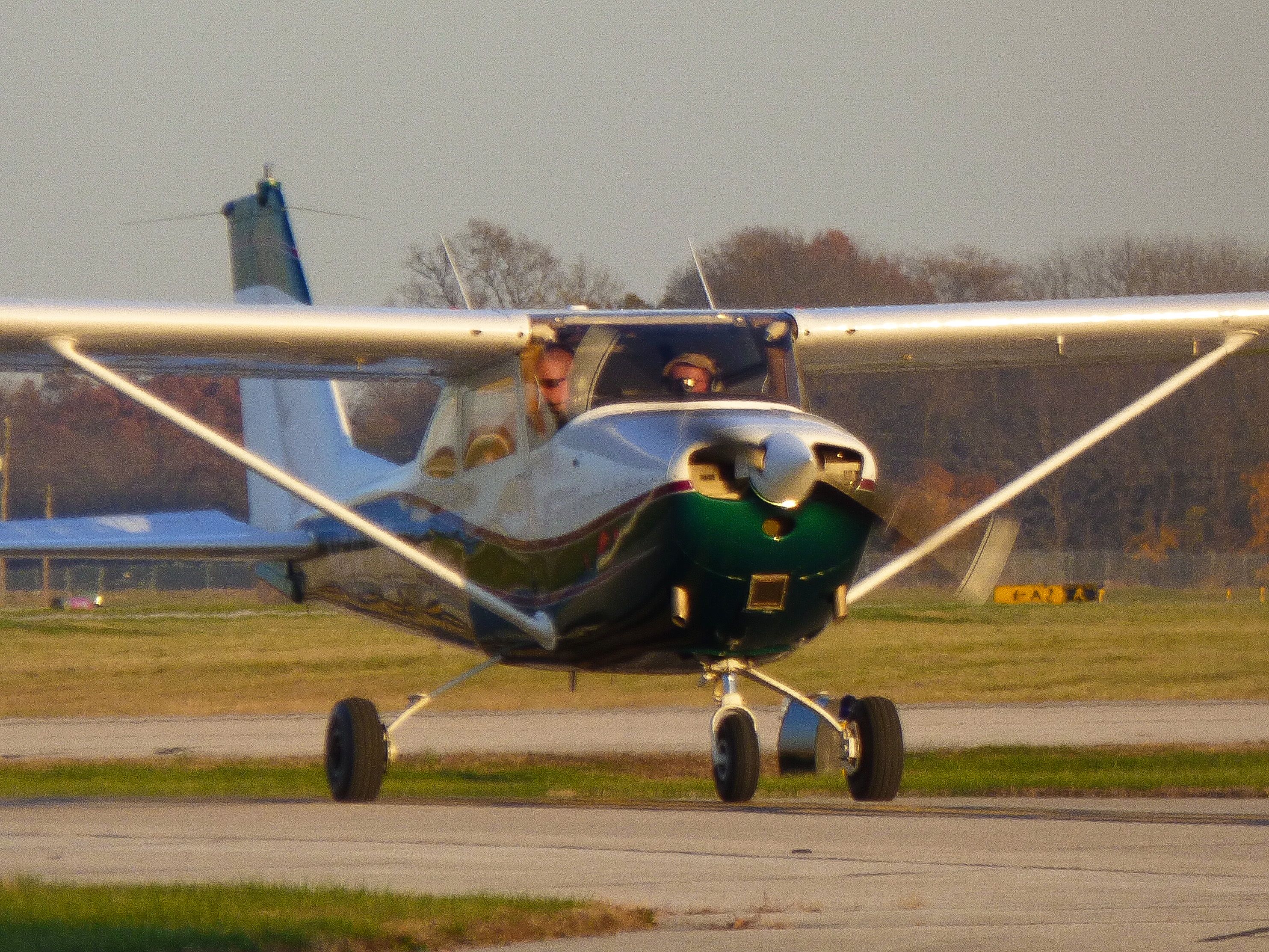 Cessna Skyhawk (N5872R) - Cessna 172 taxiing into St Louis Regional Airport