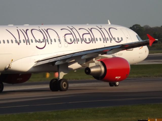 Airbus A320 (EI-EZW) - MANCHESTER UK 07-05-2013 JROON