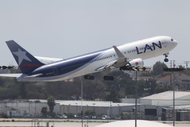 BOEING 767-300 (CC-CZT)