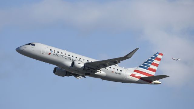 Embraer 175 (N214NN) - Departing LAX on 25R