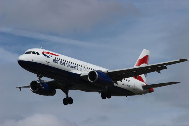 Airbus A320 (G-EUUX)