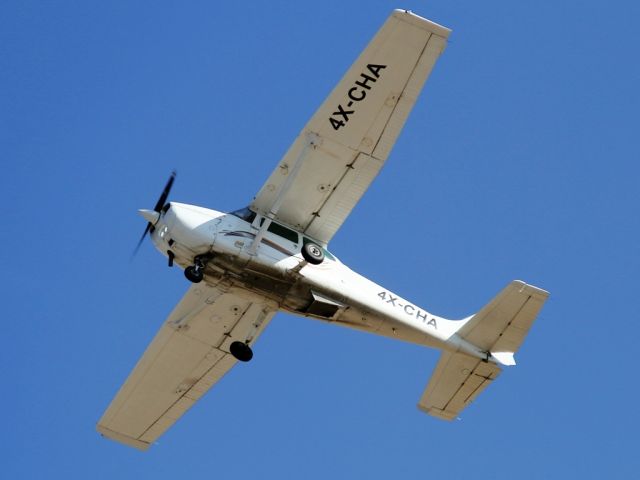 Cessna Skyhawk (4X-CHA) - 29/11/2019:  A take-off from Herzlyia air-field.