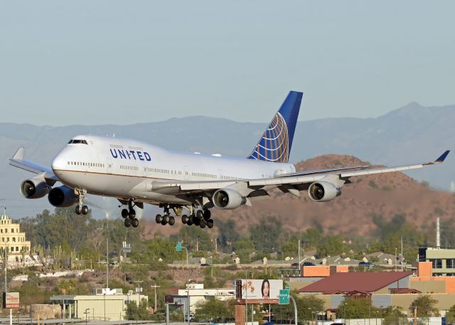 Boeing 747-400 (N182UA)