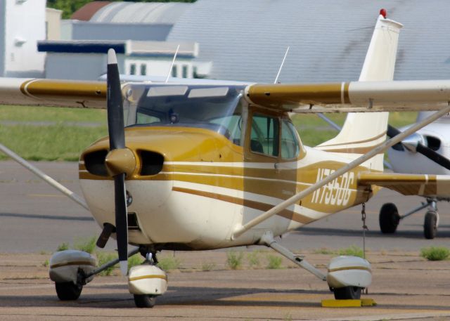 Cessna Skyhawk (N7950G) - At Downtown Shreveport.