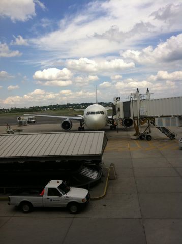 BOEING 767-400 (N833MH) - At gate in Boston, just arrived from London Heathrow, 06/29/2011