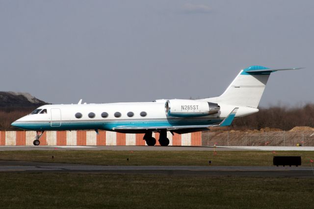 Gulfstream Aerospace Gulfstream IV (N265ST) - Lining up to depart rwy 32 on 7-Apr-07.  Reregistered N527JC 29-Sep-07.