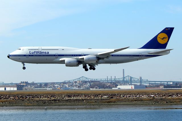 BOEING 747-8 (D-ABYT) - Lufthansas retro landing on 22L