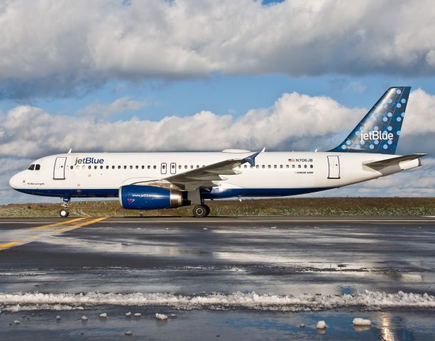 Airbus A320 (N706JB) - As blue as it gets reflecting on its next trip resting on RWY32