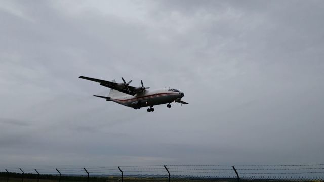 Antonov An-12 (UR-CAH) - Attérrissage dun Antonov An-12 de Ukraine Air Alliance à Vatry (Partie 1)