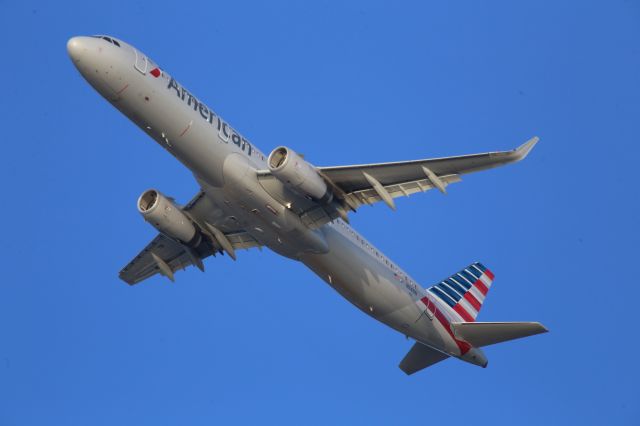 Airbus A321 (N114NN)