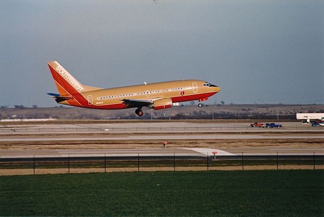 BOEING 737-300 (N511SW) - Southwest B-7373 doing touch and goes at KAFW while doing pilot training