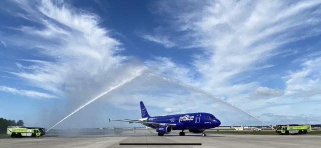 Airbus A320 (N531JB) - Water Cannon salute for a Nurse returning home after working in New York for a few weeks.