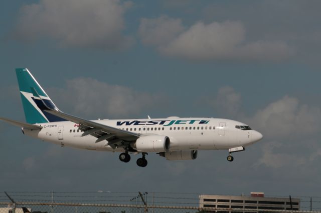 BOEING 737-600 (C-FBWS) - final at miami