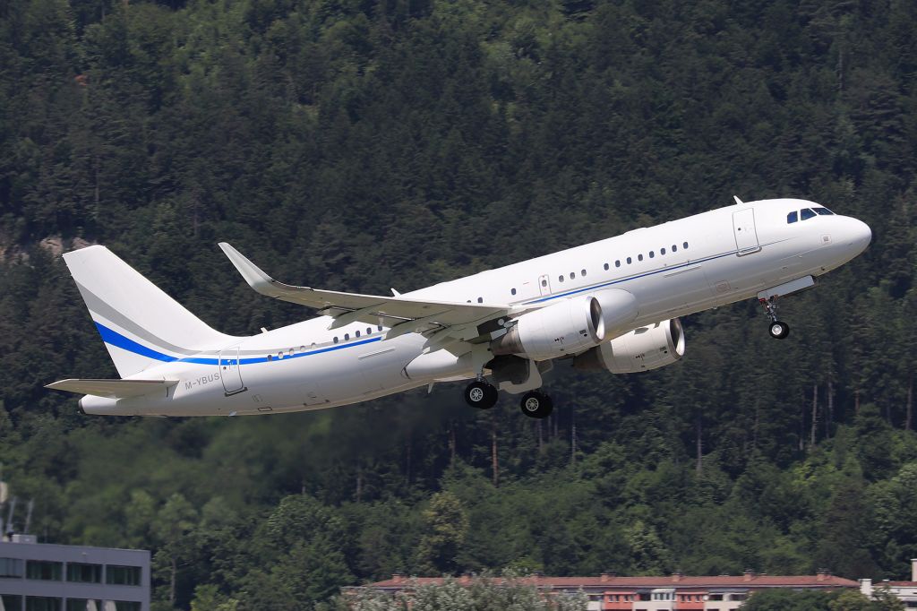 Airbus A320 (M-YBUS)