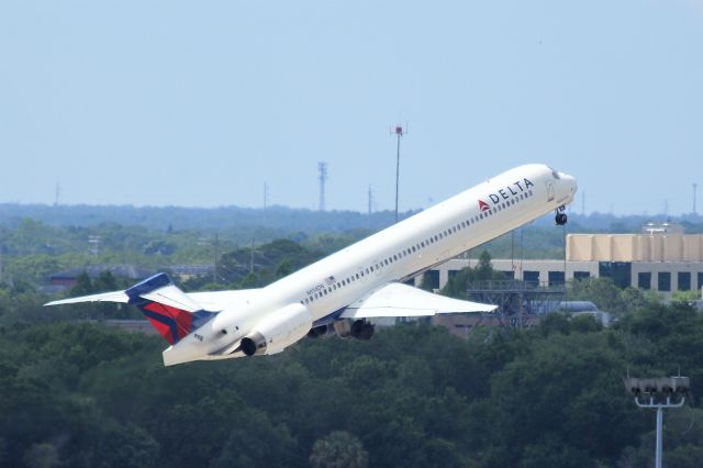 McDonnell Douglas MD-90 (N943DN) - Delta Airlines (DL) N943DN MD90-30 [cn 53462]br /Tampa (TPA). Delta Airlines flight DL2646 departing to New York La Guardia (LGA).br /Taken from TPA Long Term Parking Garagebr /2017 05 14 a rel=nofollow href=http://alphayankee.smugmug.com/Airlines-and-Airliners-Portfolio/Airlines/AmericasAirlines/Delta-Airlines-DLhttps://alphayankee.smugmug.com/Airlines-and-Airliners-Portfolio/Airlines/AmericasAirlines/Delta-Airlines-DL/a