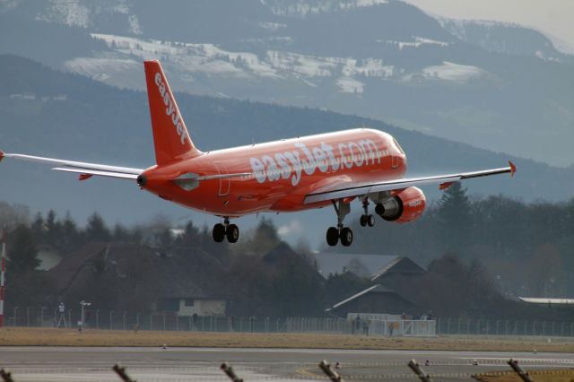 Airbus A320 (G-EZUI)