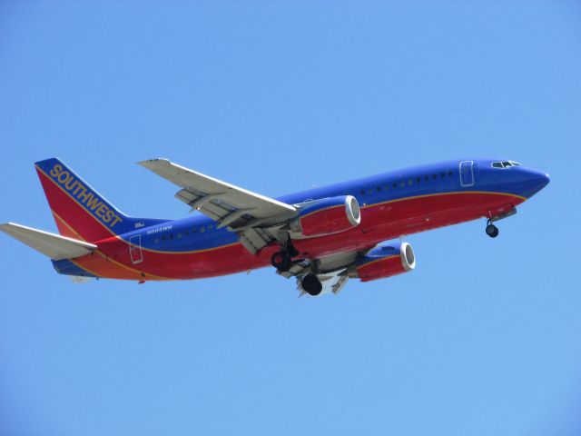 Boeing 737-700 (N665WN) - Landing on RWY 9