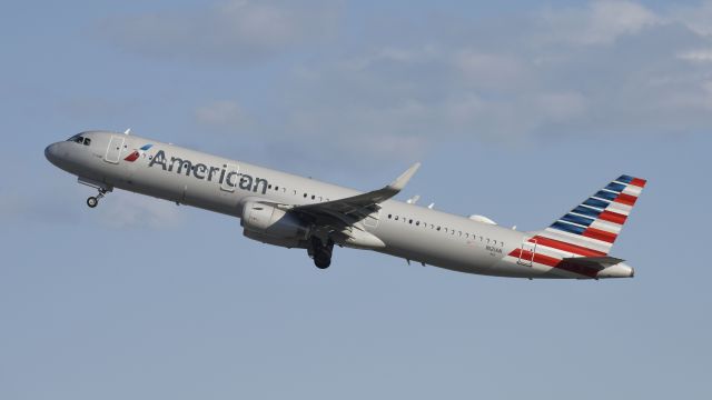 Airbus A321 (N121AN) - Departing LAX on 25R