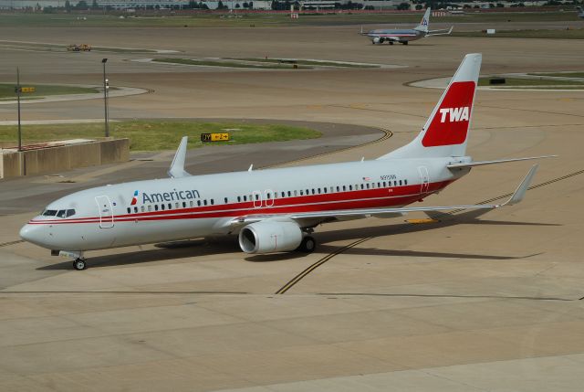 Boeing 737-800 (N915NN)