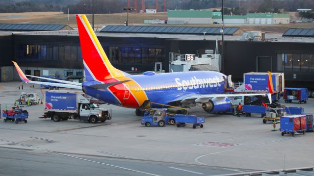 Boeing 737-700 (N7860A) - Loading for STL as WN4653