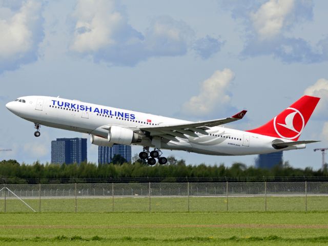 Airbus A330-200 (TC-JIS) - St. Magleby RWY22R