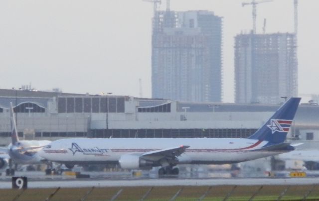 BOEING 767-300 (N316CM)