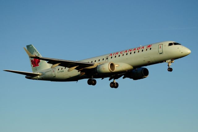 Embraer ERJ-190 (C-FNAN) - Arriving from YEG/CYEG on Rwy 25.