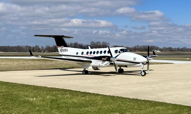 Beechcraft Super King Air 350 (N350ES) - Common Sail Investing Group stopped by KVPZ for the day monday with their 2010 Hawker Beechcraft King Air 350i, N350ES. 4/4/22. 