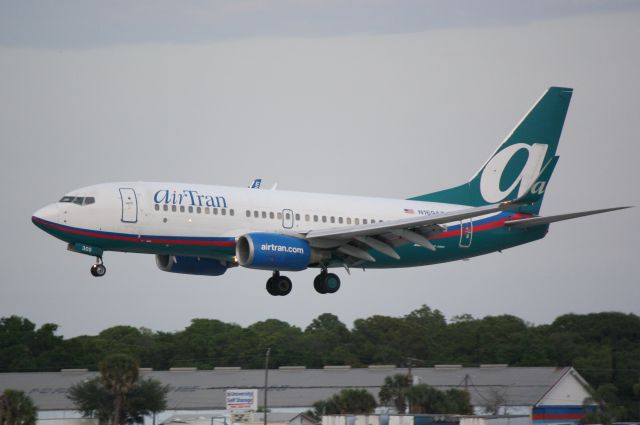 Boeing 737-700 (N169AT) - AirTran Flight 828 (N169AT) arrives on Runway 32 at Sarasota-Bradenton International Airport following a flight from General Mitchell Interantional Airport