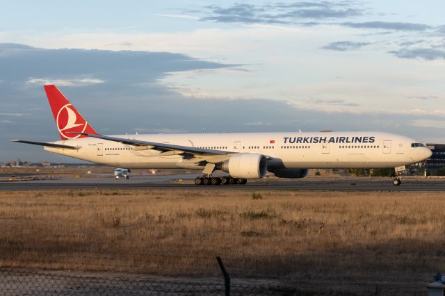 BOEING 777-300 (TC-JJU)