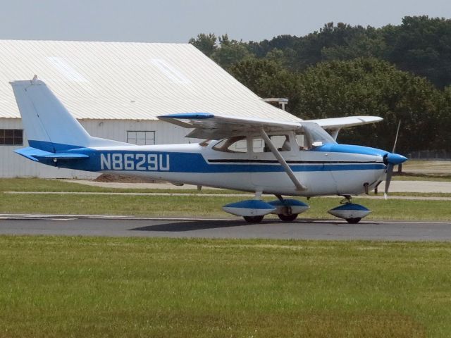 Cessna Skyhawk (N8629U) - Six cylinder engine.