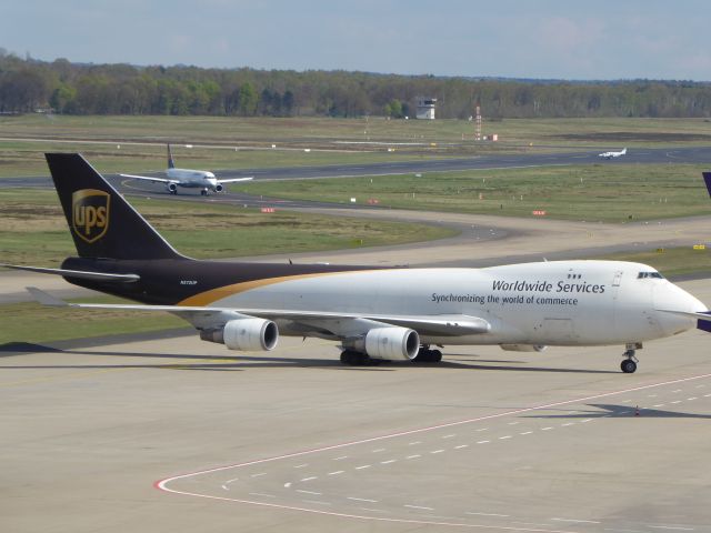 Boeing 747-400 (N572UP) - UPS B747-44AF N572UP parking into the freighters terminal CGN after arriving at 32R. 17.04.2016.